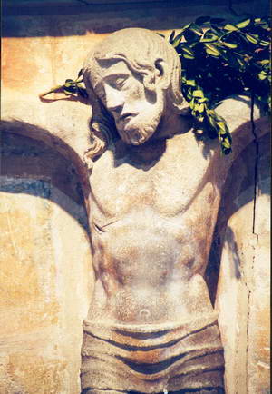 Christ visible sur la croix derrière l'autel