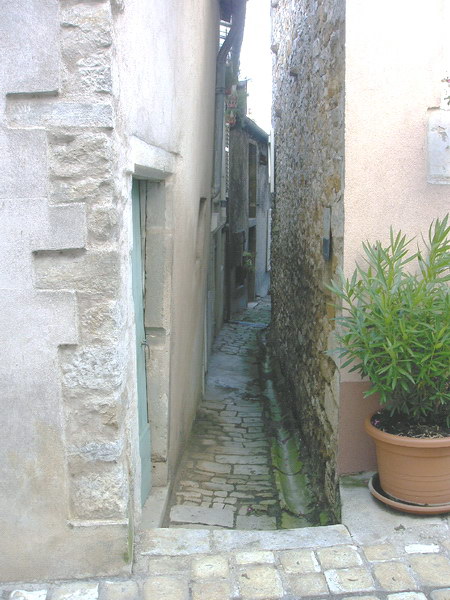 Ruelle face à l'église